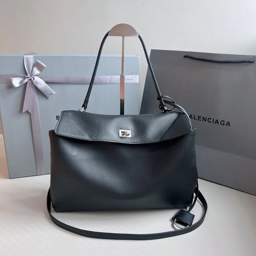 Baleenciag Rodeo Bucket Bag with Vintage Style