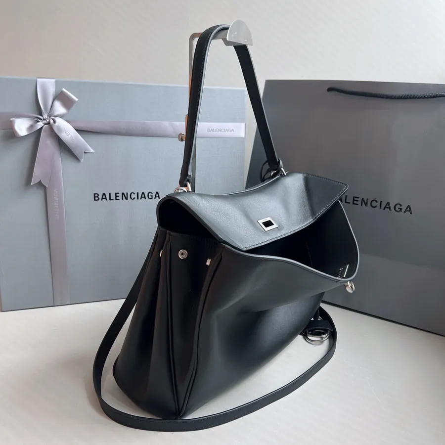 Baleenciag Rodeo Bucket Bag with Vintage Style
