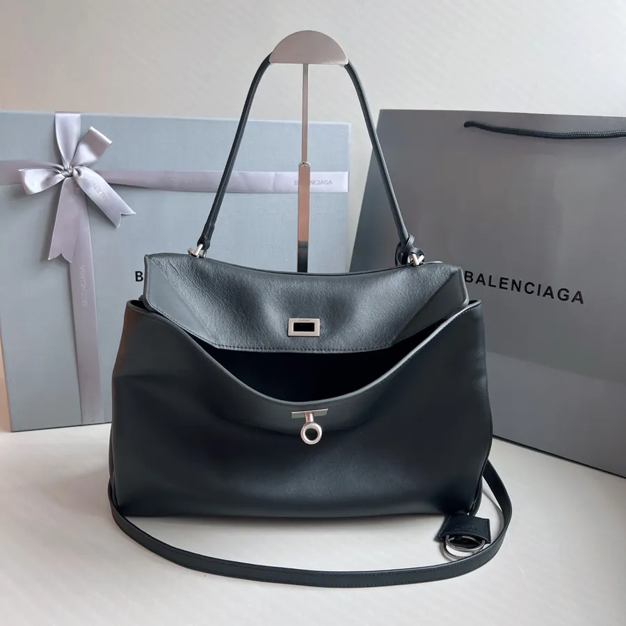 Baleenciag Rodeo Bucket Bag with Vintage Style