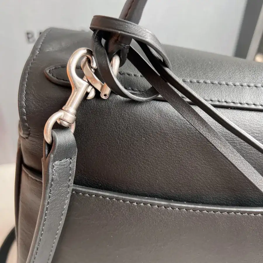 Baleenciag Rodeo Bucket Bag with Vintage Style