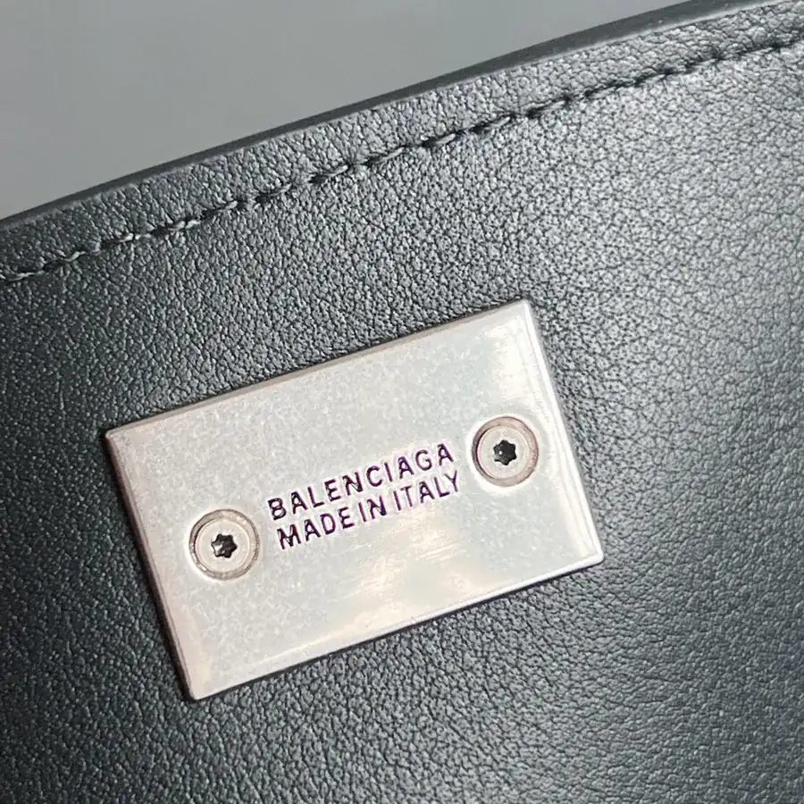Baleenciag Rodeo Bucket Bag with Vintage Style