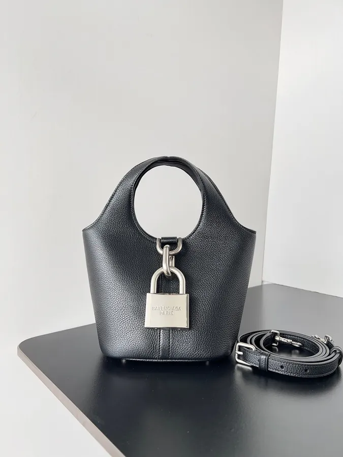Lock Decor Loer Travel Bag