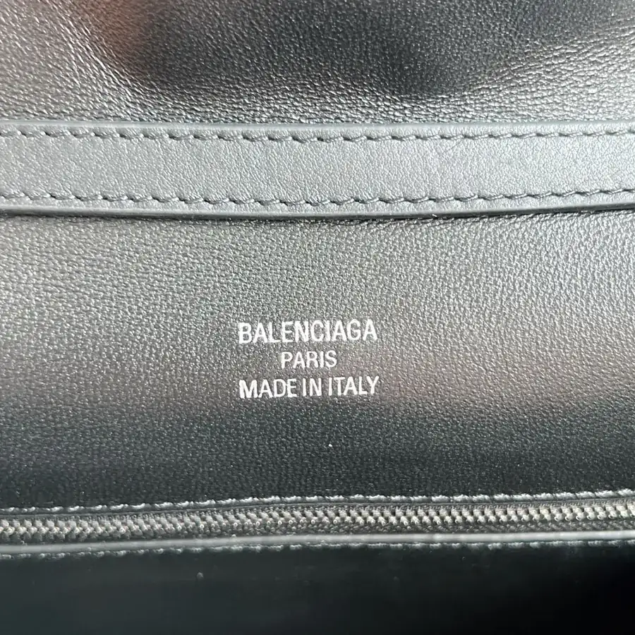 Baleenciag Rodeo Luxury Bucket Bag with Grained Calfskin