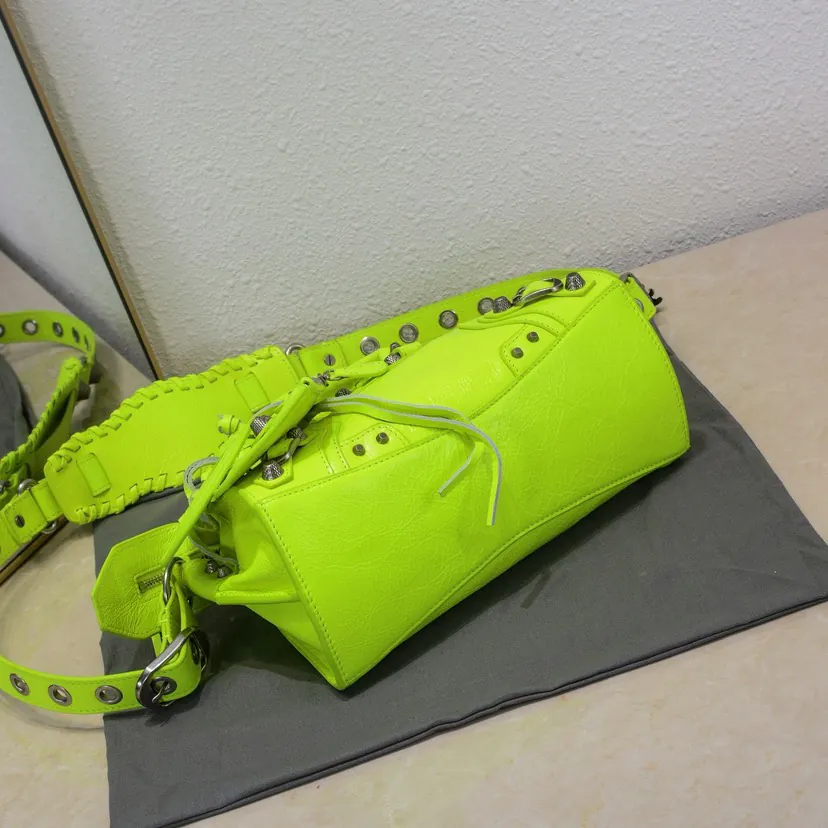 Balenciagα Paris New Neo Cagole Motorcycle Bag with Heart Mirror