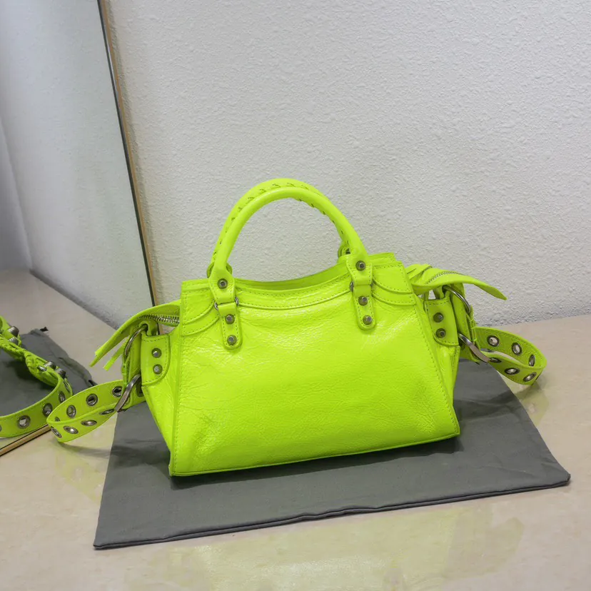 Balenciagα Paris New Neo Cagole Motorcycle Bag with Heart Mirror
