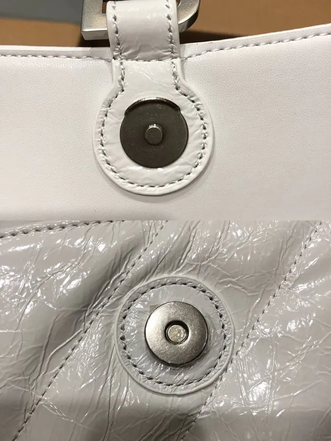 BaleNCIAG Crush Sand漏 Chain Bag White with Silver Clasp