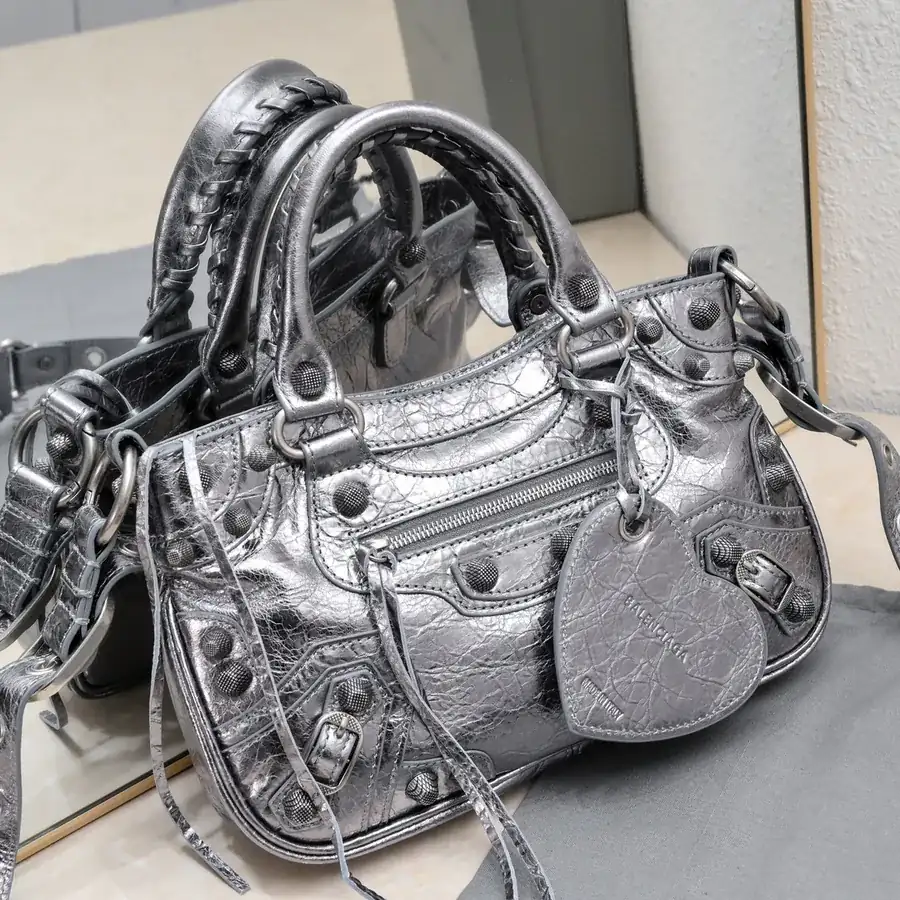 Barja's Latest Neo Cagole Motorcycle Bag