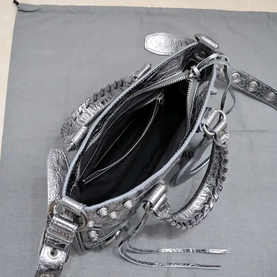 Barja's Latest Neo Cagole Motorcycle Bag