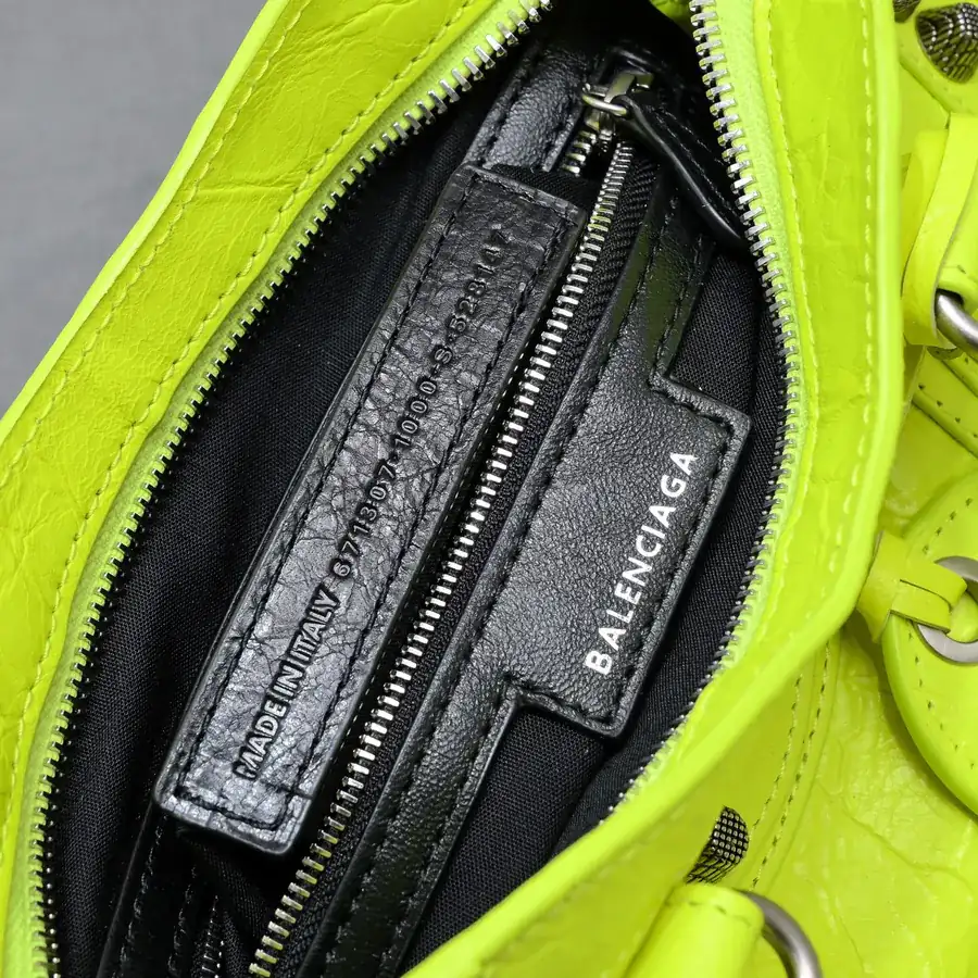 Barja's Newest Neo Cagole Motorcycle Bag