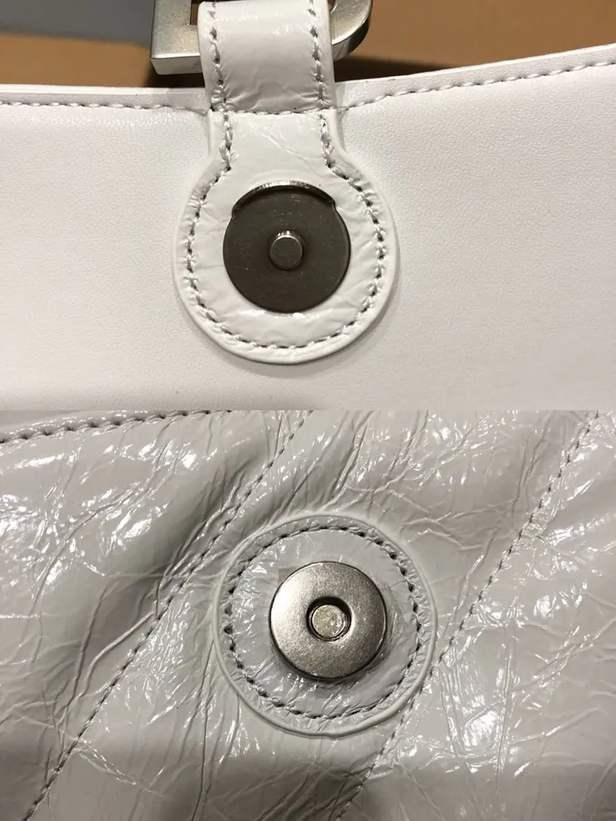 BaleNCIAG Crush Sand漏 Chain Bag White with Silver Buckles