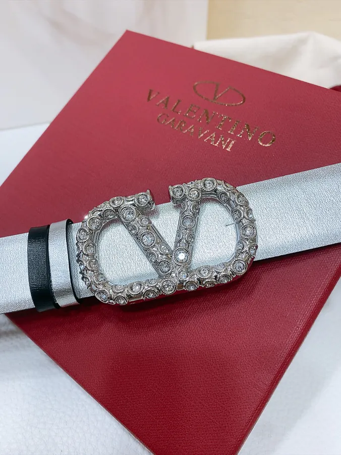 V Logo Signature Clasp Wallet in Grained Calfskin