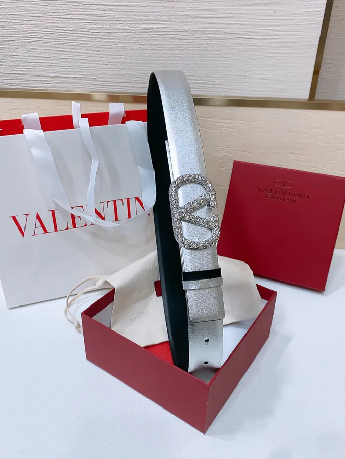 V Logo Signature Clasp Wallet in Grained Calfskin