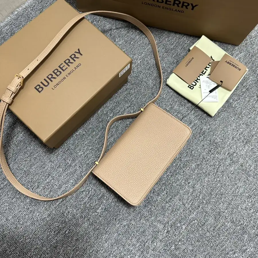 B House Exclusive Lock Closure Bucket Bag