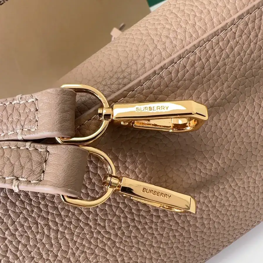Thomas Burberry P800 Tote Bag with Stand Up Design