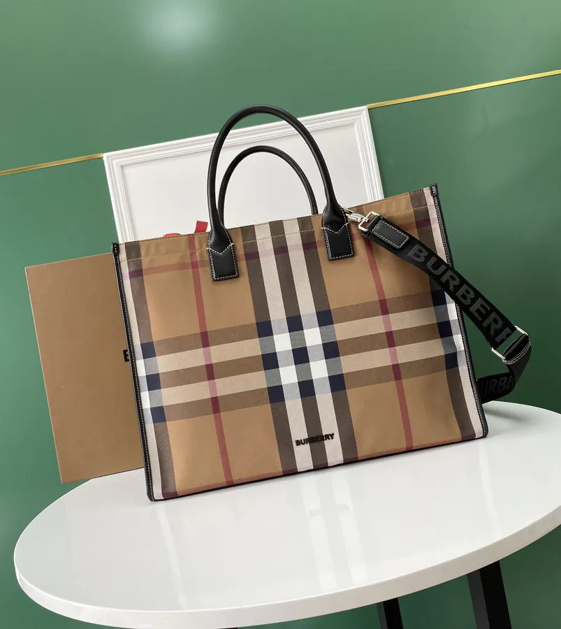 B House New Grained Calfskin with Patterned Lining, Versatile Shoulder Bag