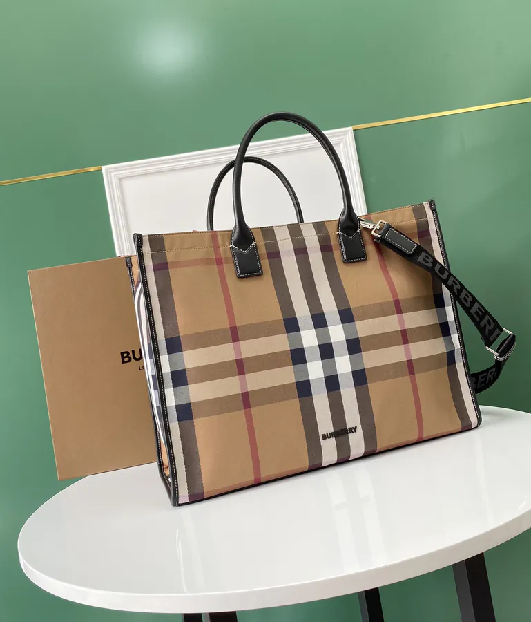 B House New Grained Calfskin with Patterned Lining, Versatile Shoulder Bag