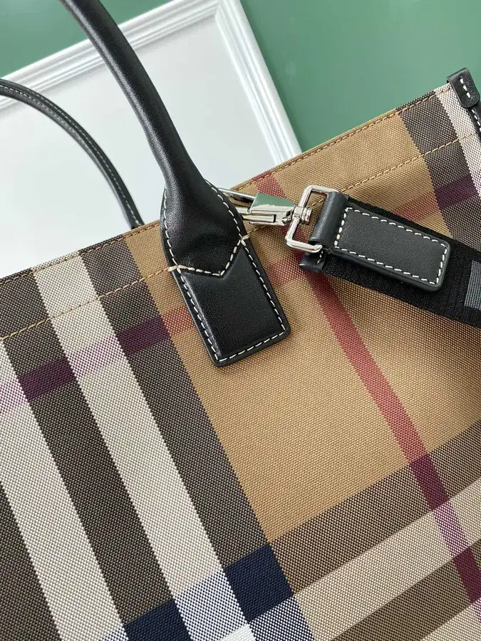 B House New Grained Calfskin with Patterned Lining, Versatile Shoulder Bag
