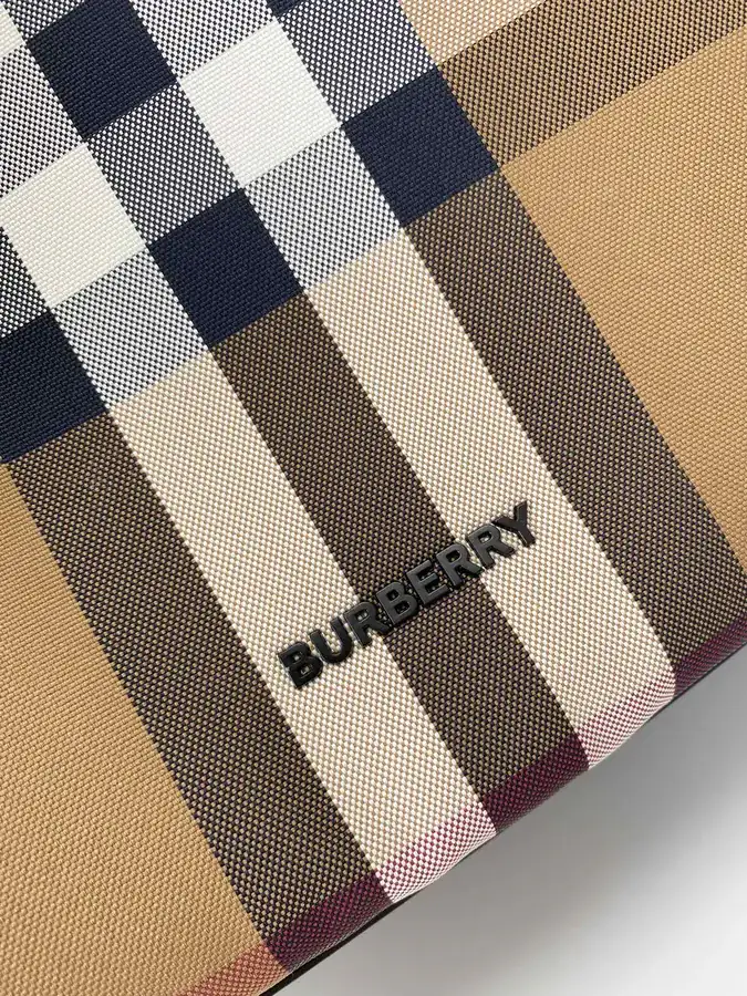 B House New Grained Calfskin with Patterned Lining, Versatile Shoulder Bag