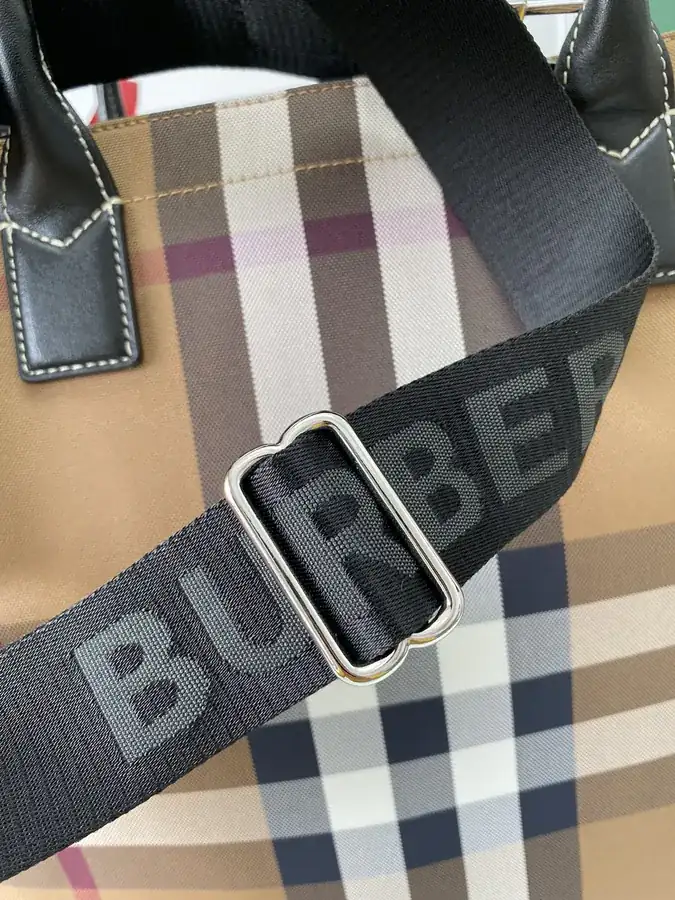 B House New Grained Calfskin with Patterned Lining, Versatile Shoulder Bag