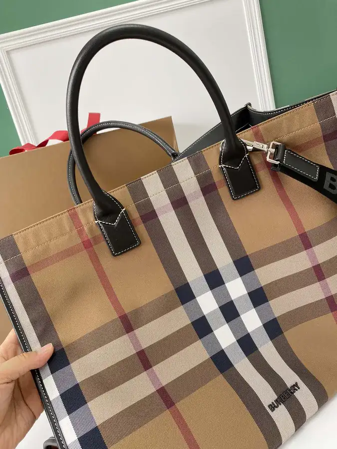 B House New Grained Calfskin with Patterned Lining, Versatile Shoulder Bag