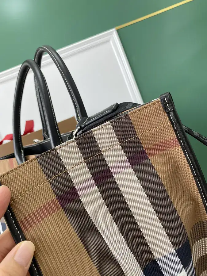 B House New Grained Calfskin with Patterned Lining, Versatile Shoulder Bag