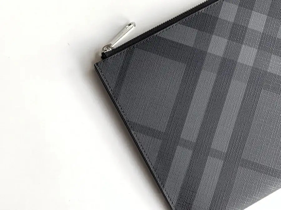 P240 London Check Zip Organizer Bag