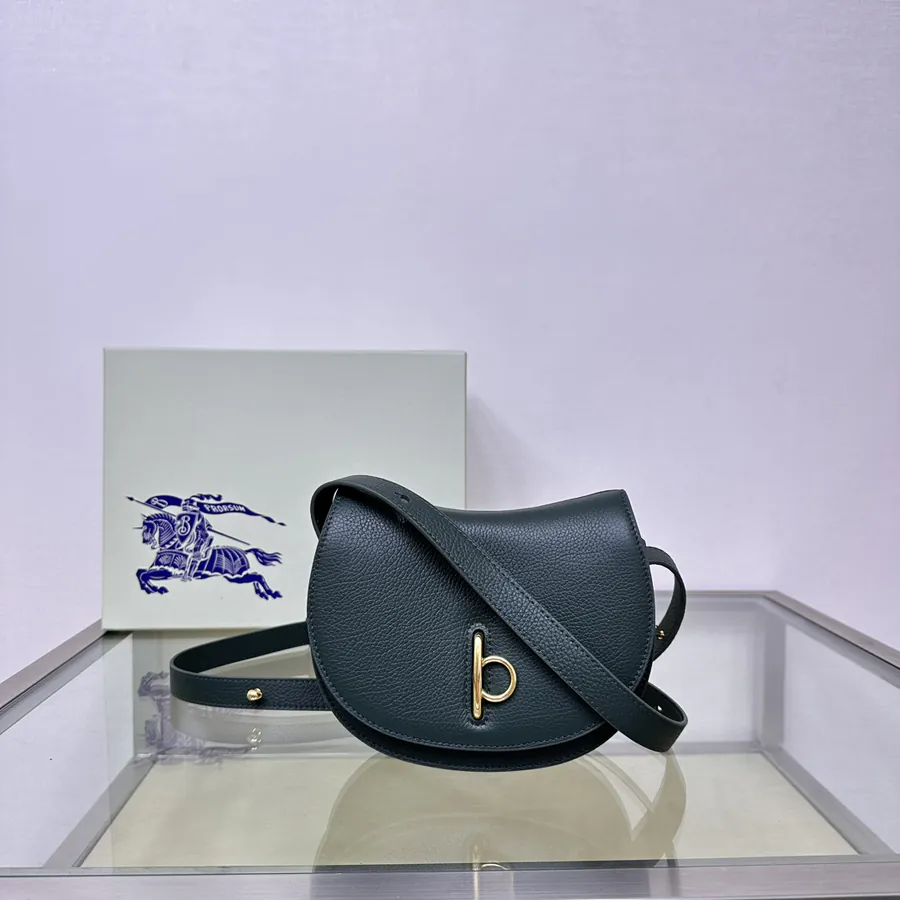 600 B Latest Stand Up Bag in Grained Calfskin