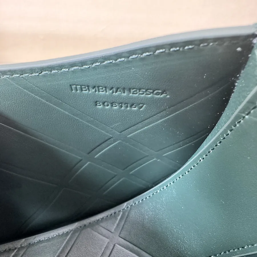 600 B Latest Stand Up Bag in Grained Calfskin