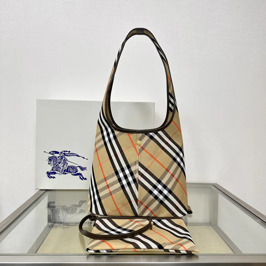 Burberry 550 Shoulder Bag Soft and Structured