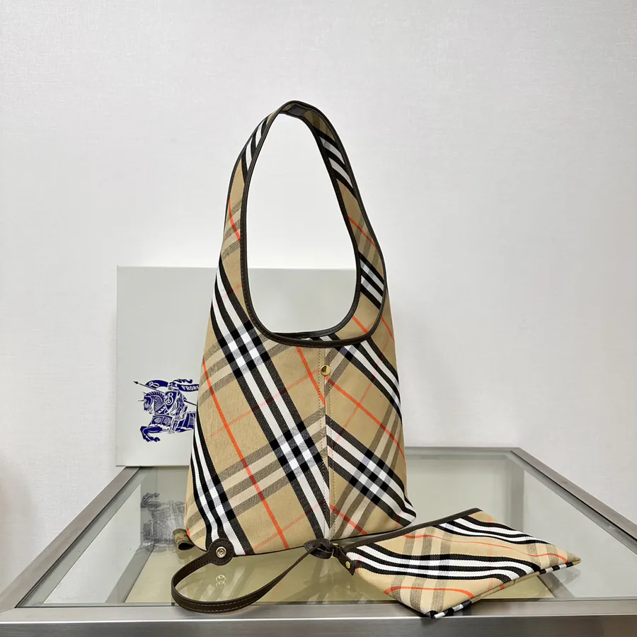 Burberry 550 Shoulder Bag Soft and Structured