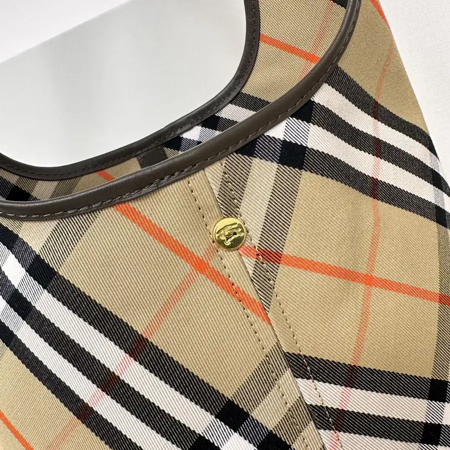Burberry 550 Shoulder Bag Soft and Structured
