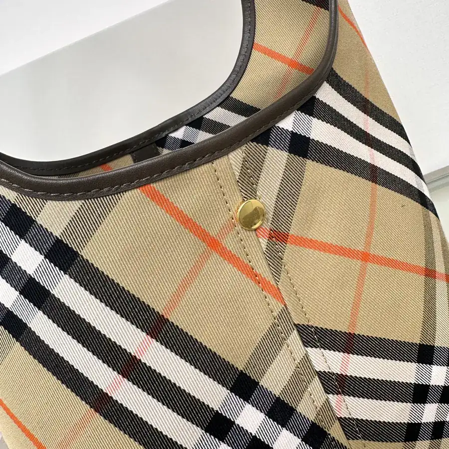Burberry 550 Shoulder Bag Soft and Structured