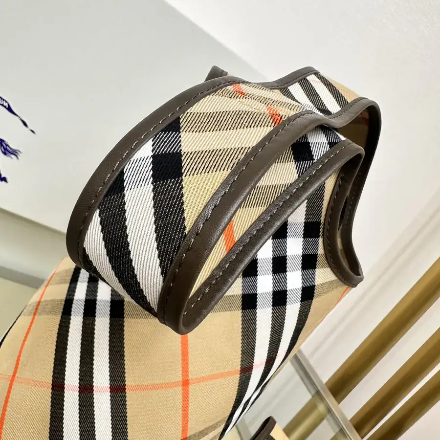 Burberry 550 Shoulder Bag Soft and Structured