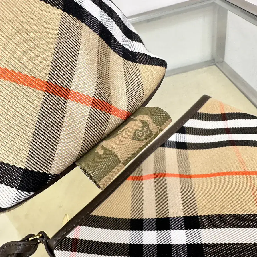 Burberry 550 Shoulder Bag Soft and Structured