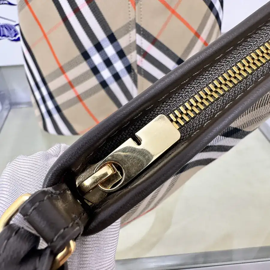 Burberry 550 Shoulder Bag Soft and Structured