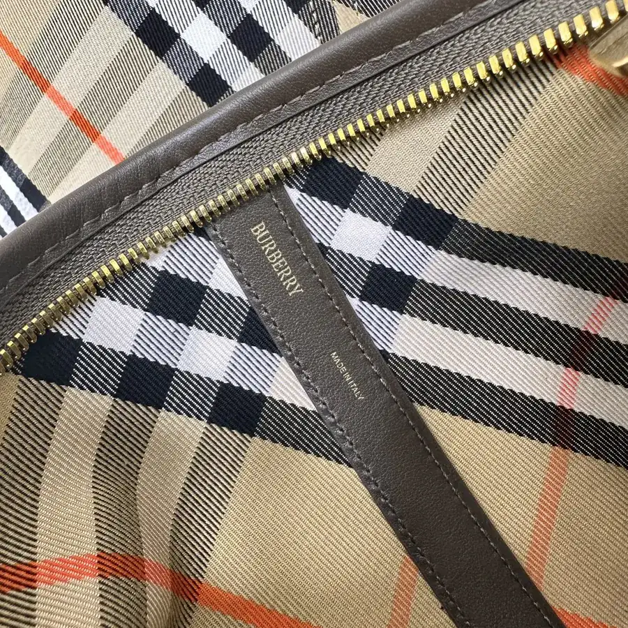 Burberry 550 Shoulder Bag Soft and Structured
