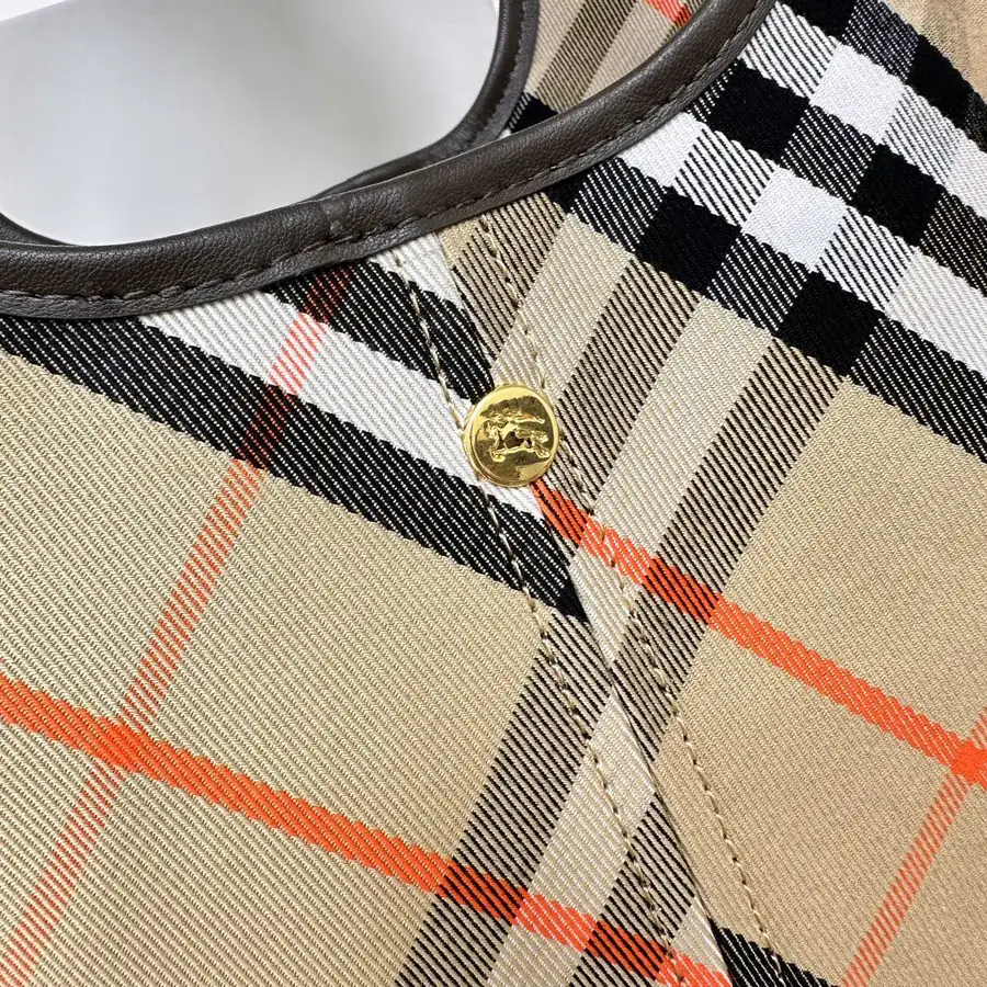Burberry 550 B New Soft and Structured Tote Bag