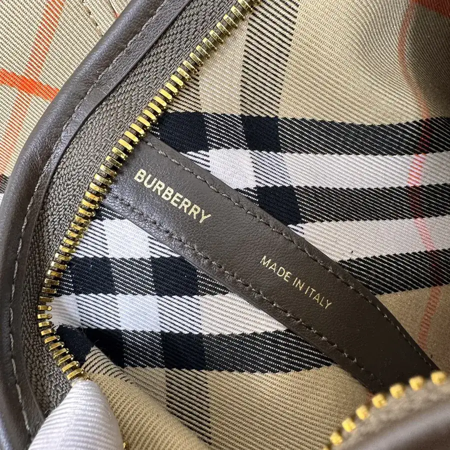 Burberry 550 B New Soft and Structured Tote Bag