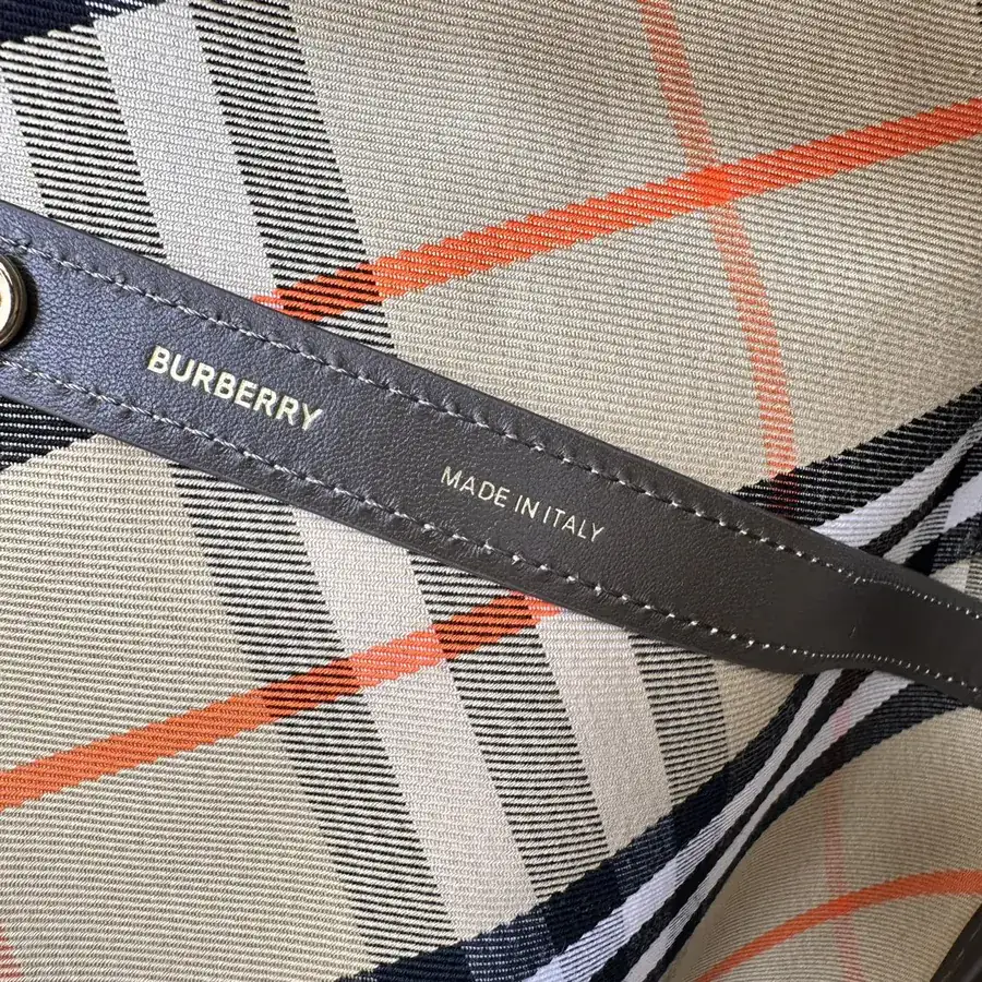 Burberry 550 B New Soft and Structured Tote Bag