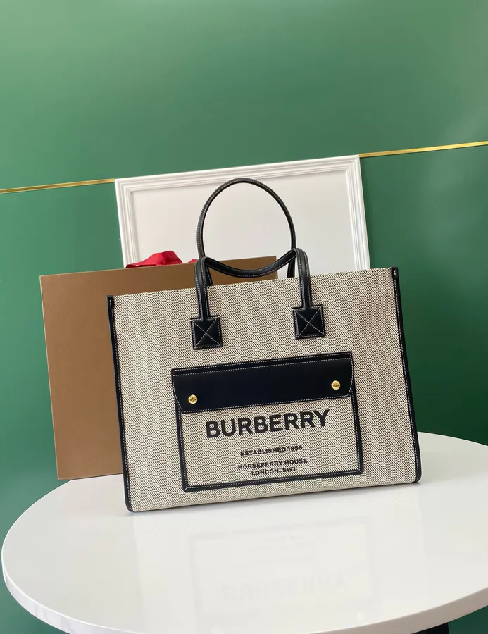 B Family New Tote Bag with Horseferry Print