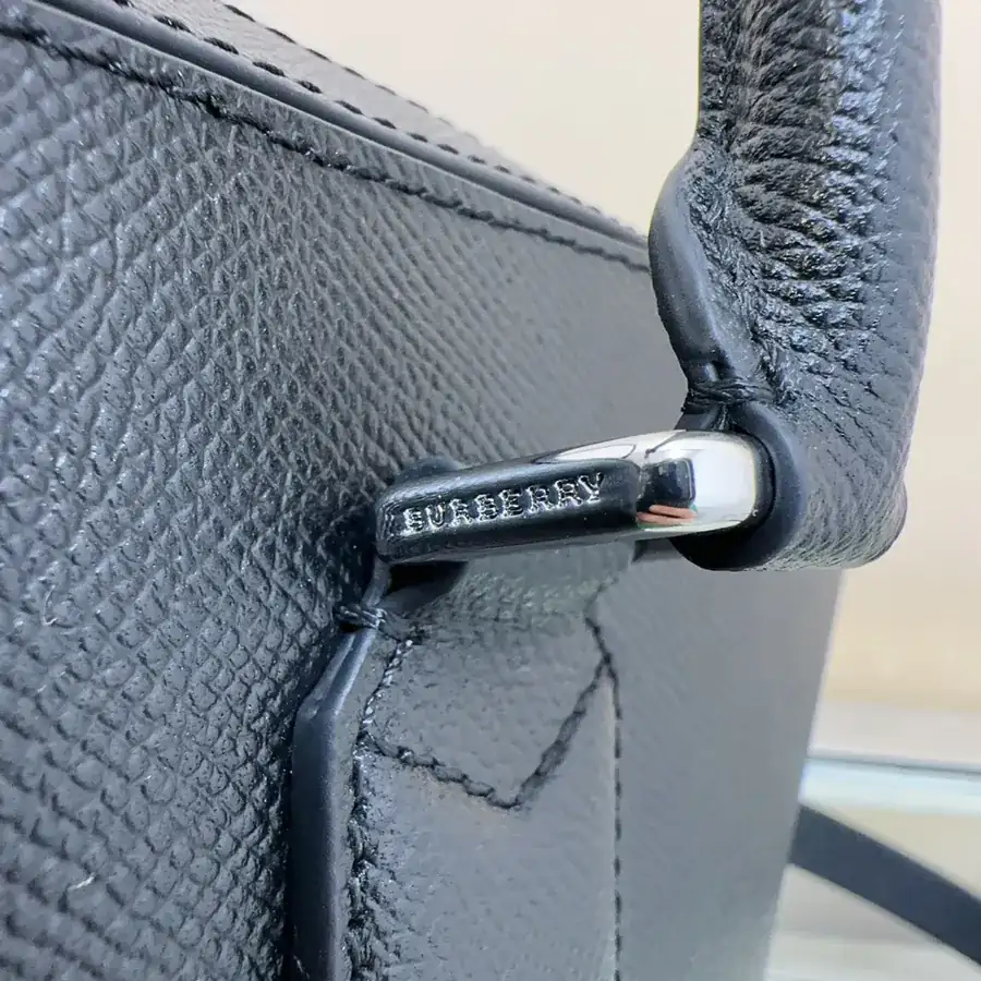 P700 B House Stand Up Briefcase