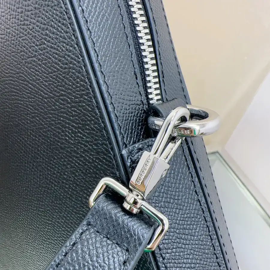 P700 B House Stand Up Briefcase
