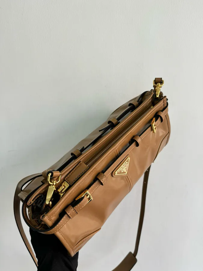 LusSolf Oil Tanned Leather Crossbody Bag