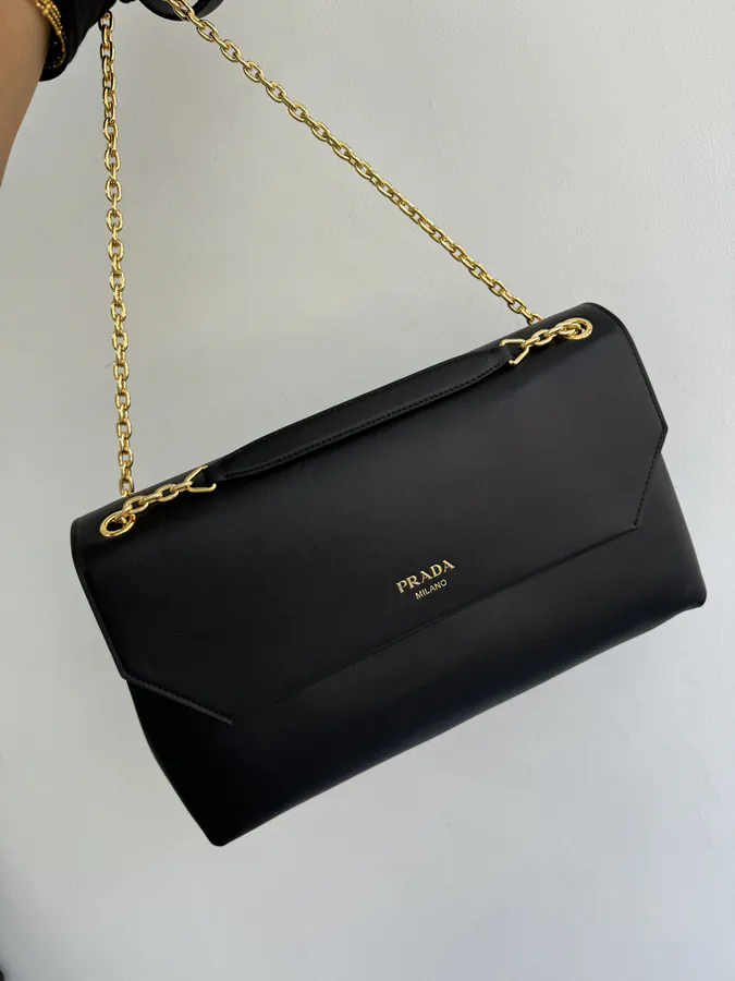 P950 P Family Chain Tote Medium