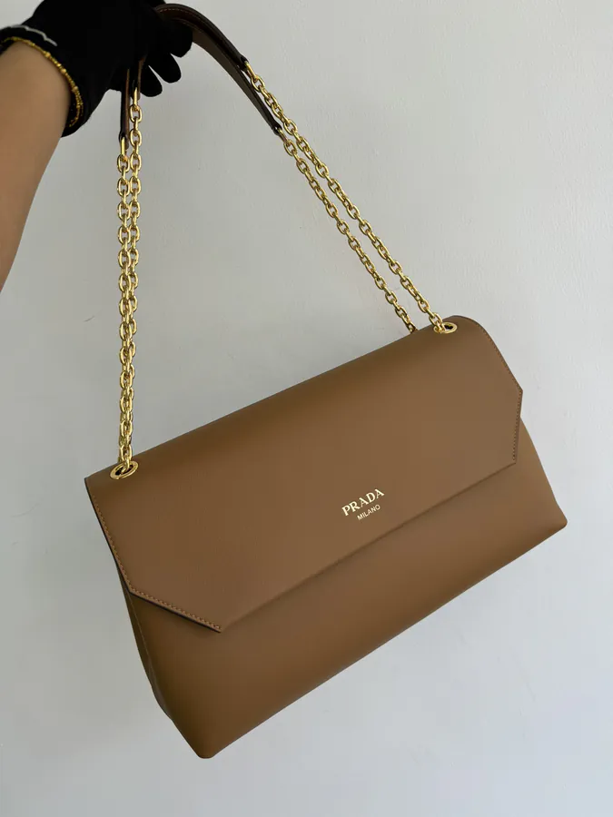 P950 P Family Chain Tote Medium