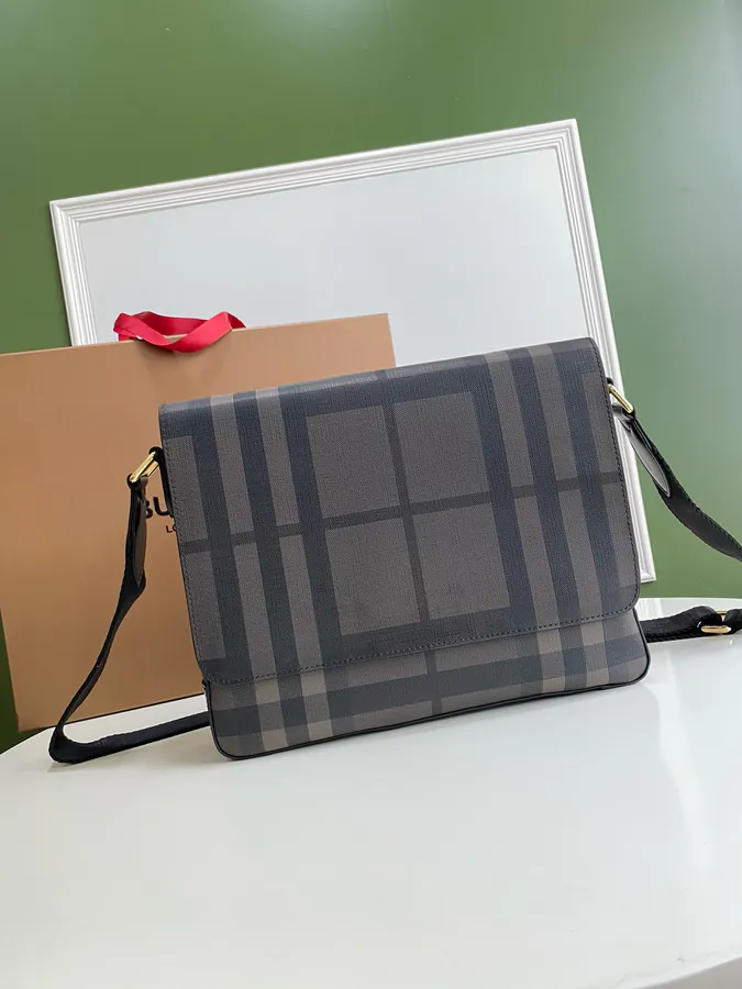 P500 B家格纹信使包 with Soft Leather Trim