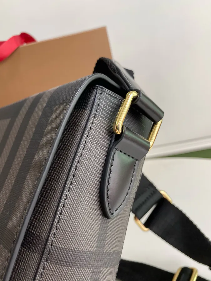 P500 B家格纹信使包 with Soft Leather Trim