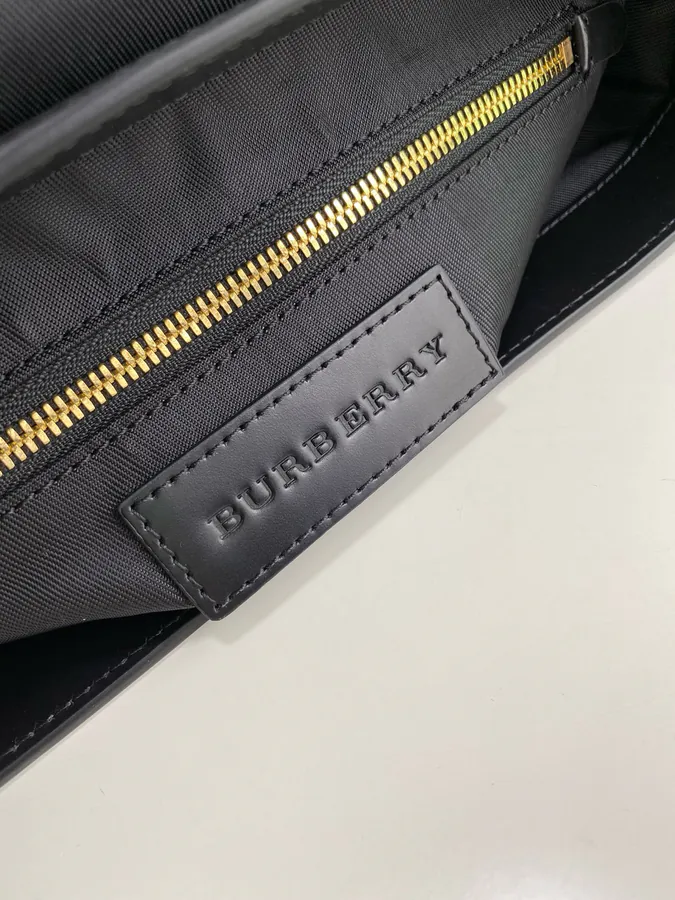 P500 B家格纹信使包 with Soft Leather Trim