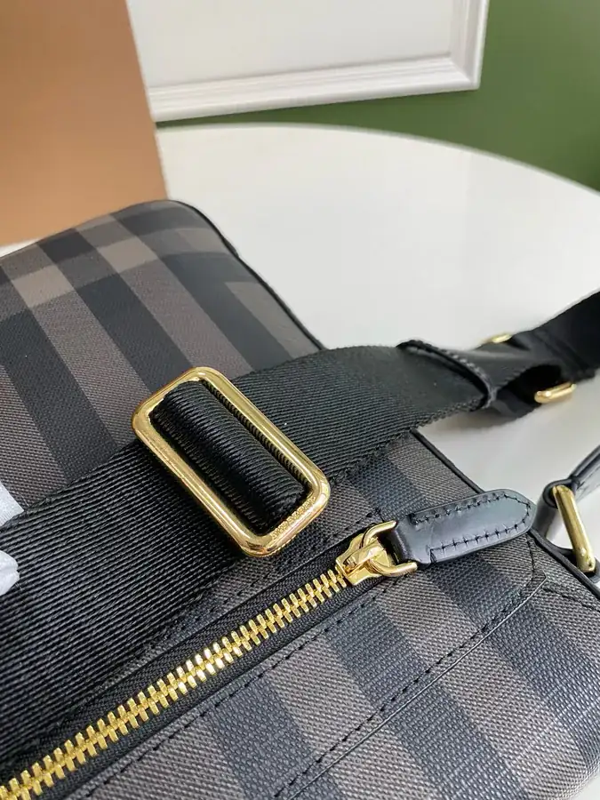 P500 B家格纹信使包 with Soft Leather Trim