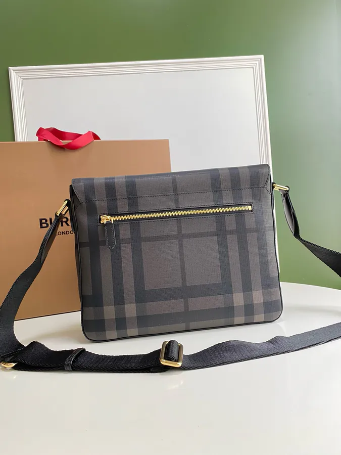 P500 B家格纹信使包 with Soft Leather Trim